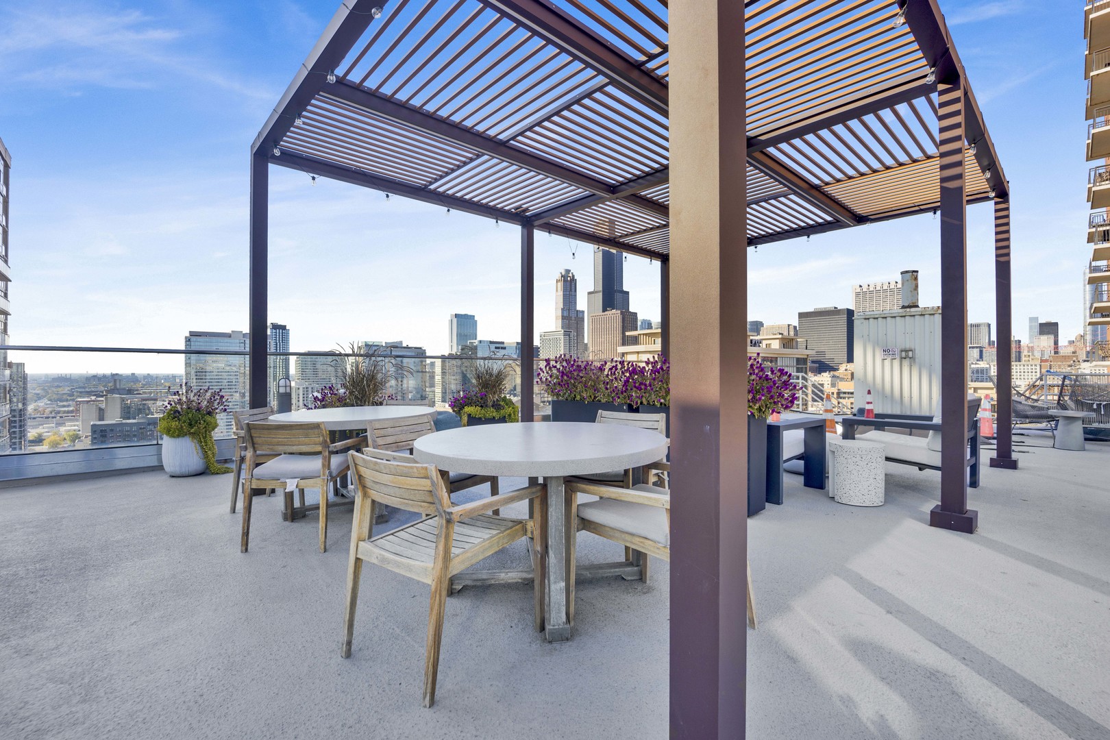 40 East 9th Street, Unit 609 Chicago, IL 60605 - Photo 28 of 37 a balcony with chairs and a table