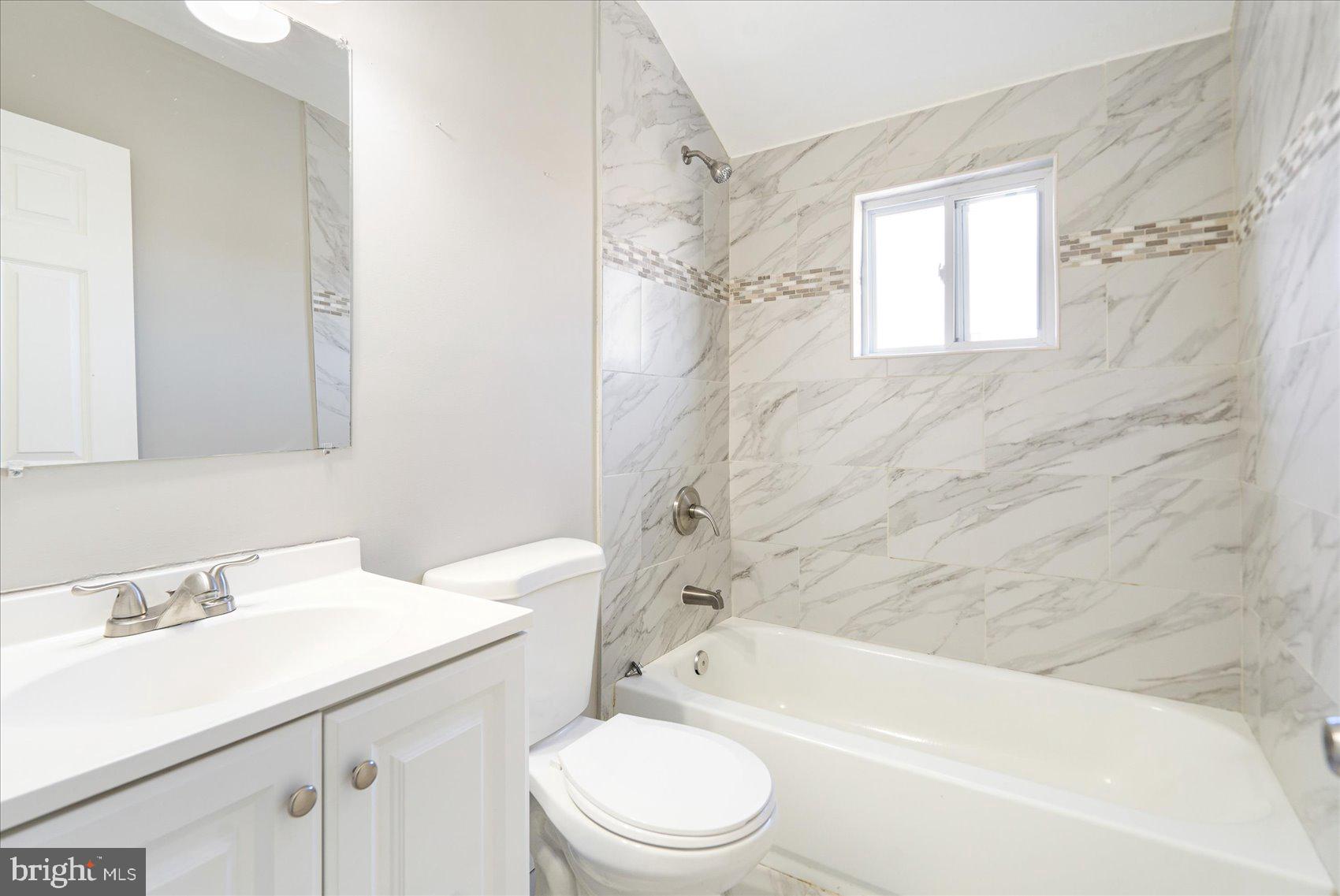 706 Norris Lane Baltimore, MD 21221 - Photo 24 of 36 a bathroom with a sink toilet and bathtub