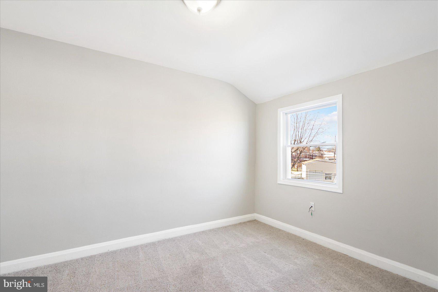 706 Norris Lane Baltimore, MD 21221 - Photo 33 of 36 an empty room with a window