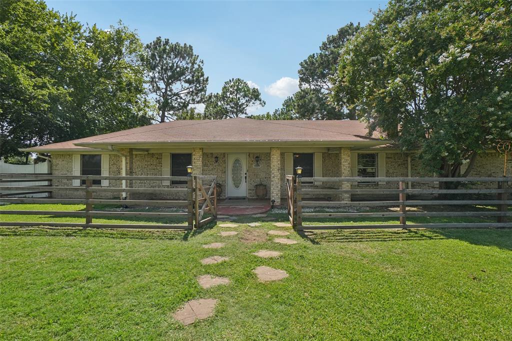 a view of house with a yard