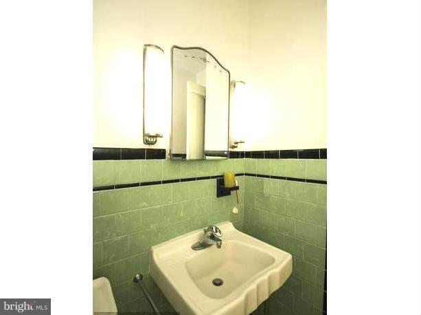 2923 Ritchie Avenue Baltimore, MD 21219 - Photo 8 of 14 Bath