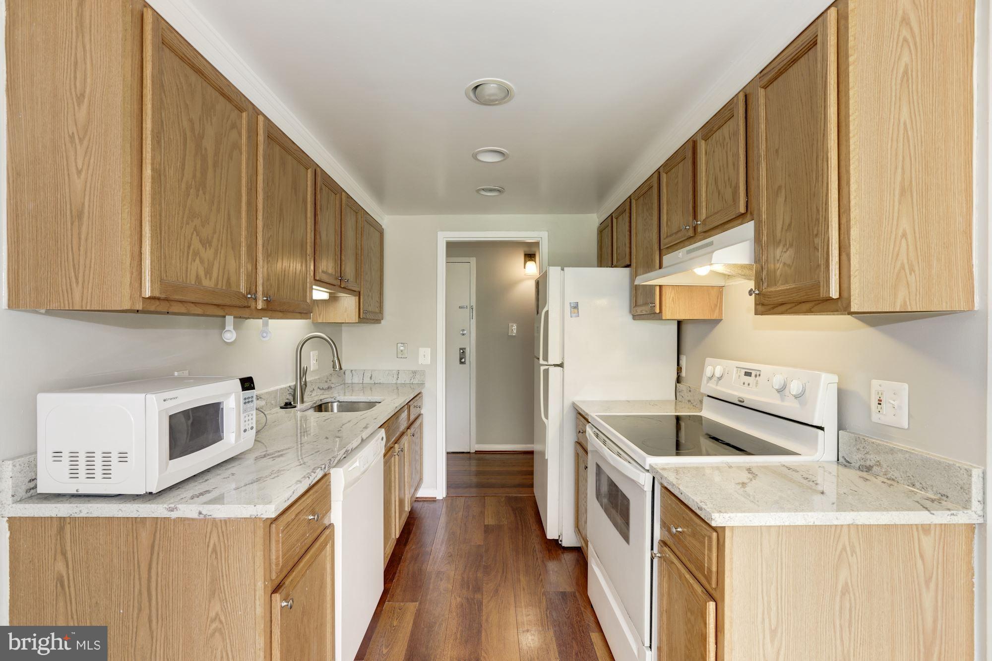 11613 Stoneview Square, Unit 11C Reston, VA 20191 - Photo 5 of 30 Kitchen