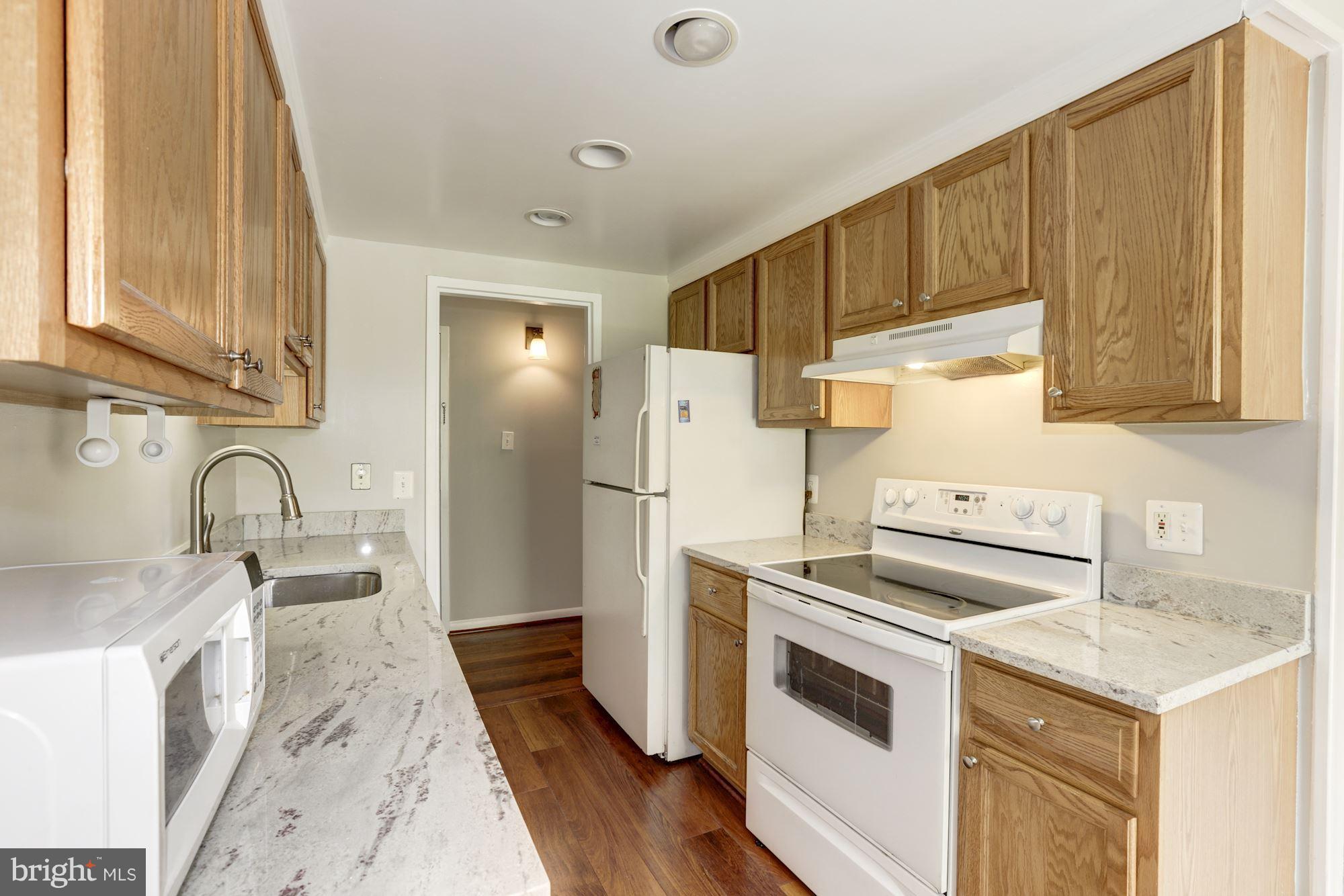 11613 Stoneview Square, Unit 11C Reston, VA 20191 - Photo 6 of 30 Kitchen