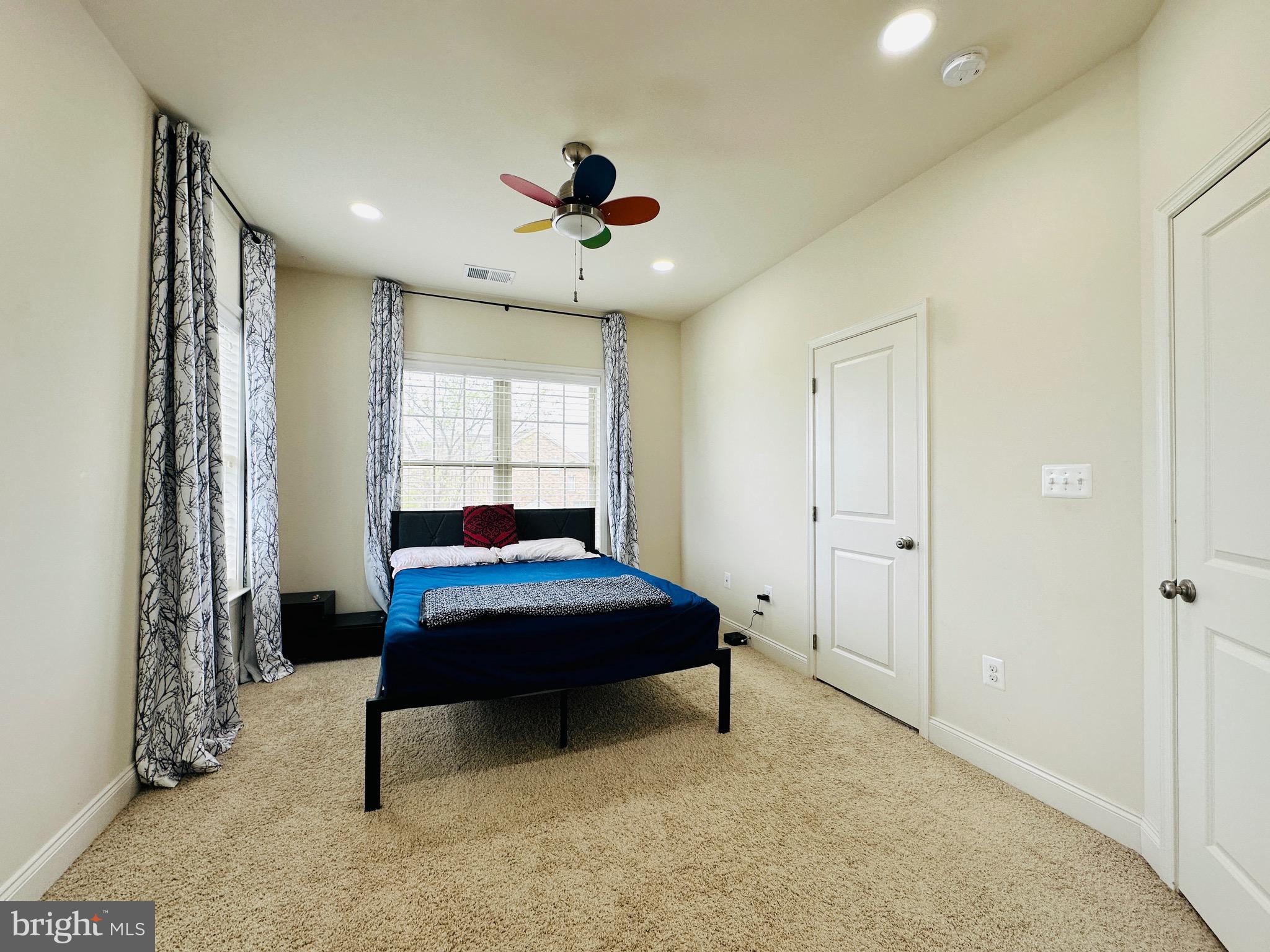 22611 Windsor Locks Square Ashburn, VA 20148 - Photo 28 of 53 a room that has a bed and window