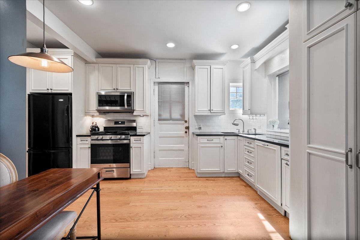 496 Sheridan Road, Unit 1 Evanston, IL 60202 - Photo 13 of 33