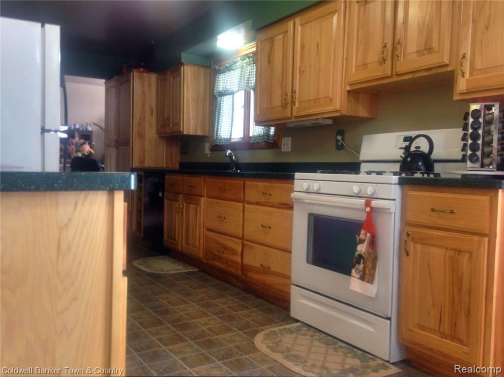 8045 Morrish Road Flushing, MI 48433 - Photo 9 of 18 kitchen4.jpg