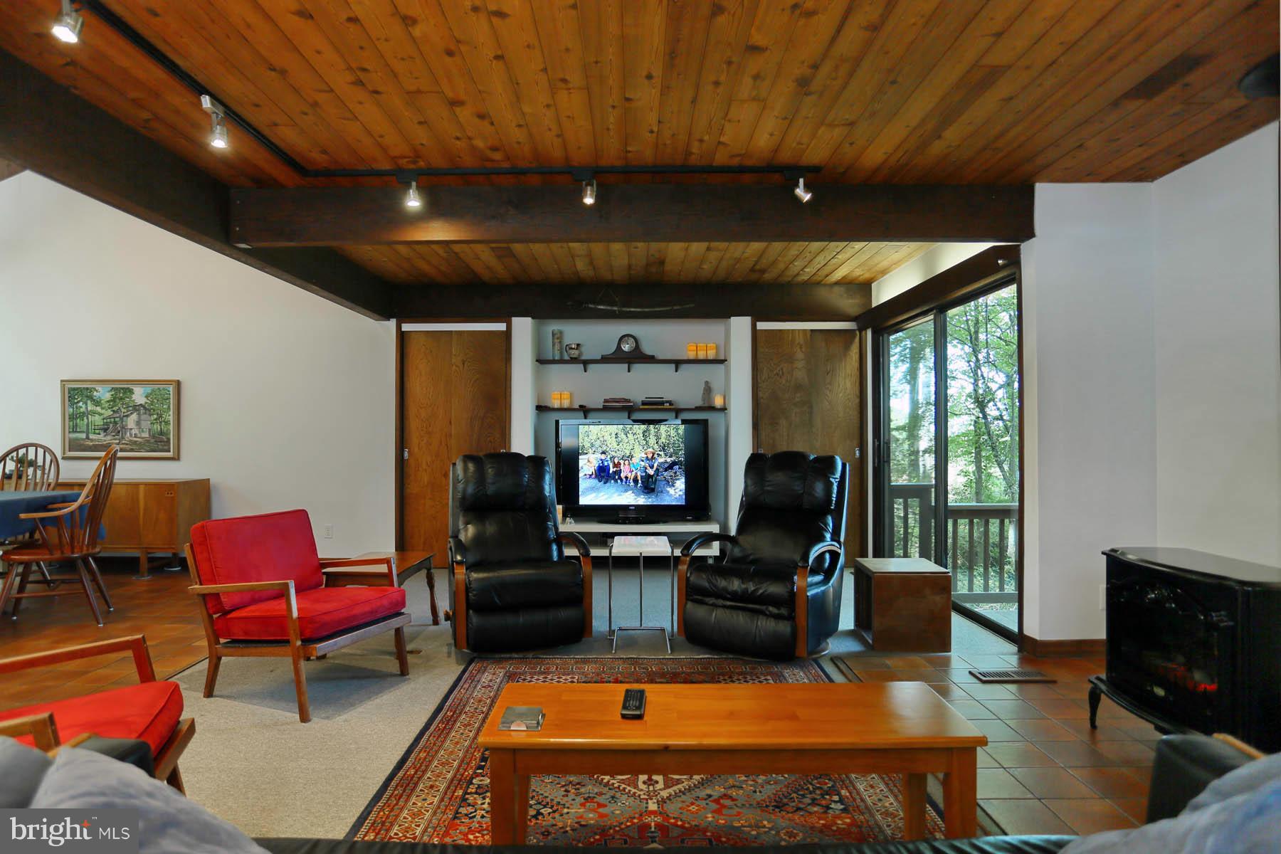 108 Ridge Road Greenbelt, MD 20770 - Photo 10 of 26 Living Room
