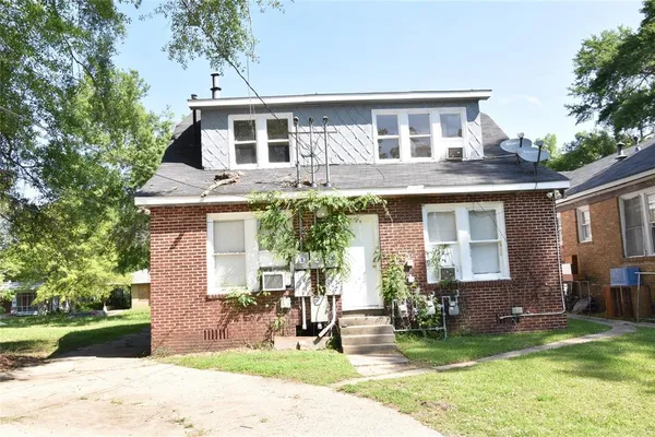 a front view of house with yard