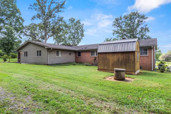 a view of a house with backyard and garden