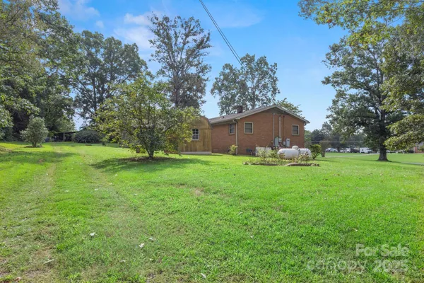 a view of a house with backyard