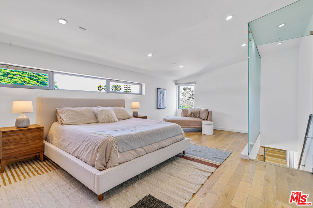 809 Brooks Avenue Venice, CA 90291 - Photo 17 of 32 a spacious bedroom with a bed and a couch