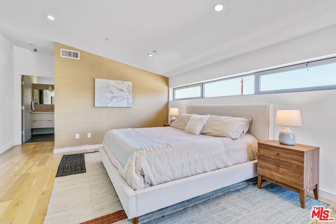 809 Brooks Avenue Venice, CA 90291 - Photo 18 of 32 a bedroom with a bed and a painting on the wall