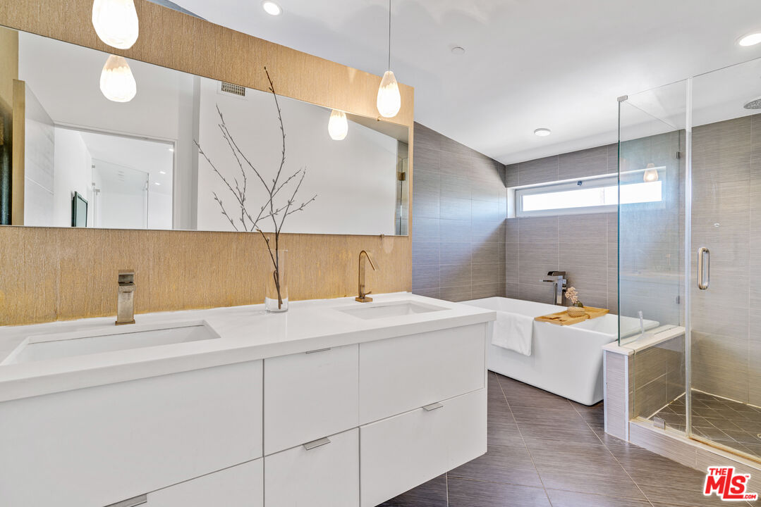 809 Brooks Avenue Venice, CA 90291 - Photo 20 of 32 a bathroom with a sink and a mirror