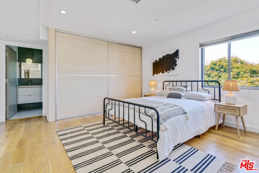 809 Brooks Avenue Venice, CA 90291 - Photo 24 of 32 a bedroom with a bed and a window
