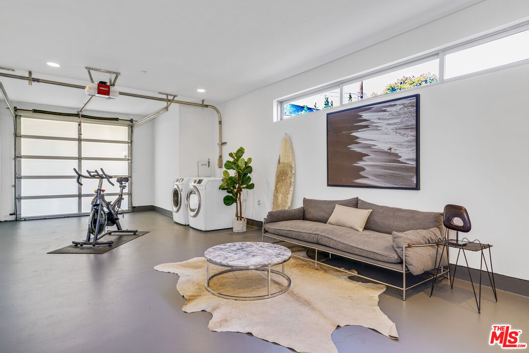 809 Brooks Avenue Venice, CA 90291 - Photo 31 of 32 a living room with furniture and a large window