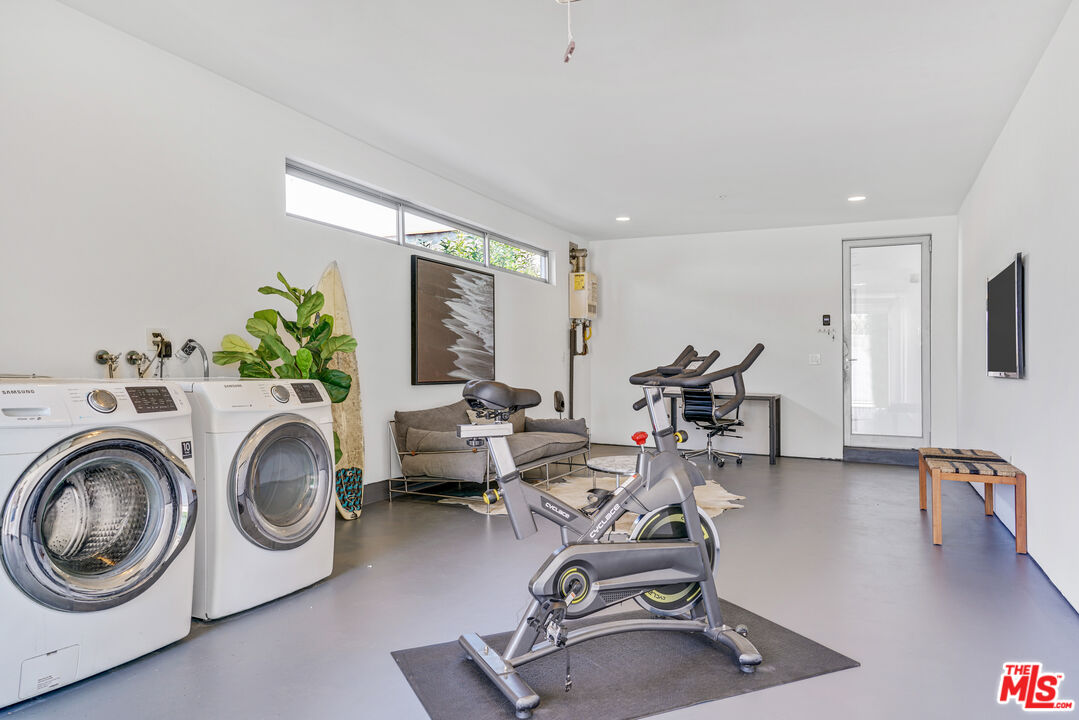 809 Brooks Avenue Venice, CA 90291 - Photo 32 of 32 a view of a room with gym equipment