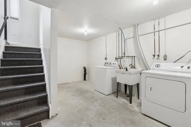 a view of entryway and washer