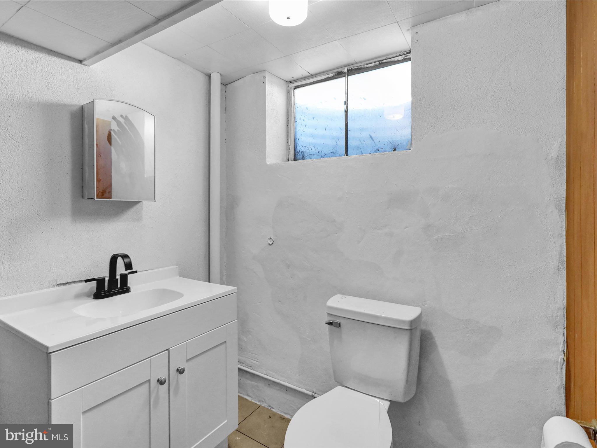 320 Hillside Drive Reading, PA 19607 - Photo 33 of 38 a bathroom with a toilet sink and mirror