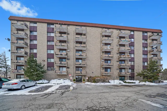 $214,900 | 850 Des Plaines Avenue, Unit 207, Forest Park, IL 60130