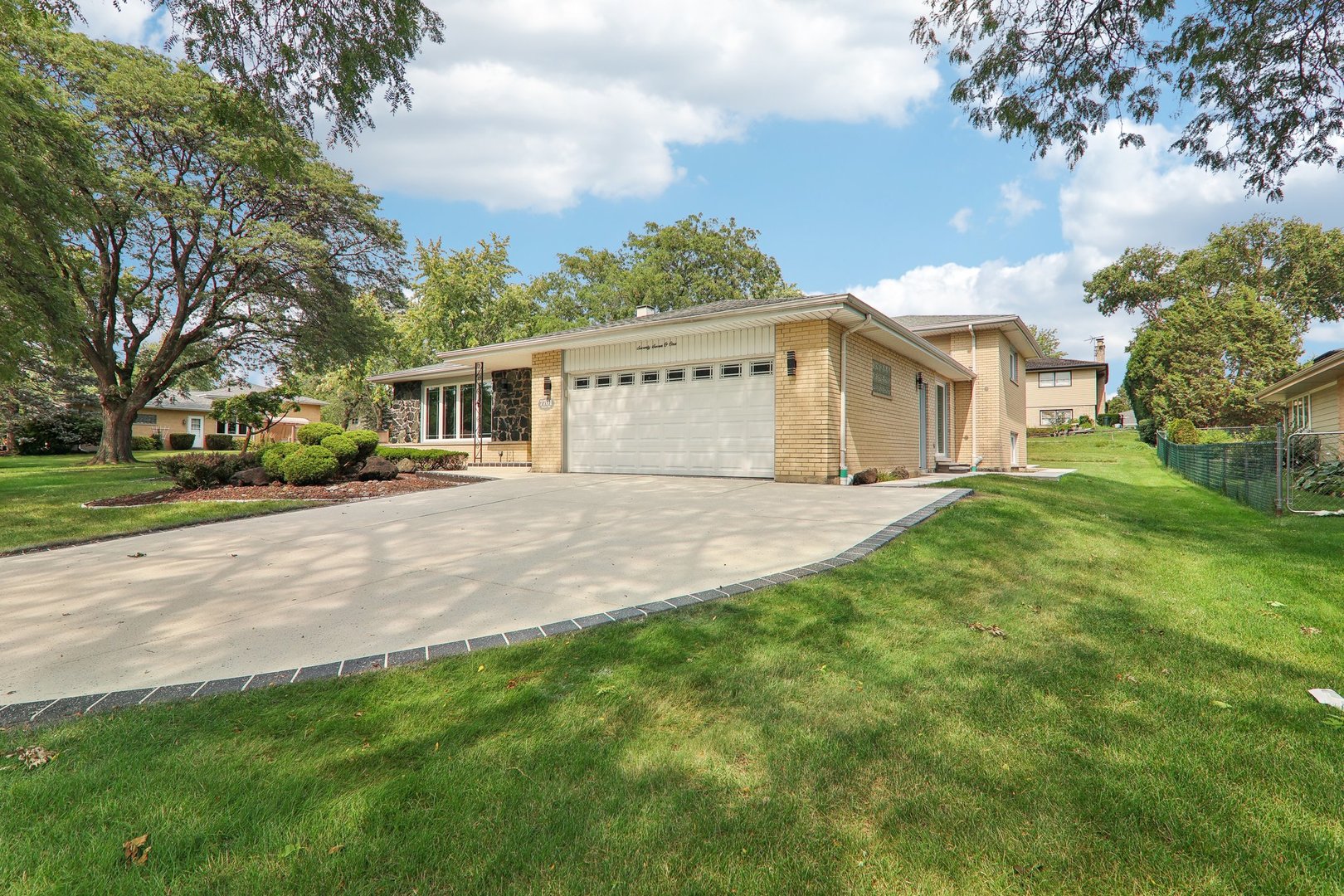 7701 Sawyer Road Darien, IL 60561 - Photo 3 of 35
