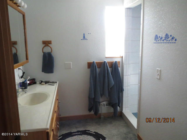 411 East Duffield Road Moxee, WA 98936 - Photo 14 of 19 a bathroom with a sink and mirror