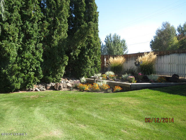 411 East Duffield Road Moxee, WA 98936 - Photo 4 of 19 a view of a park with large trees
