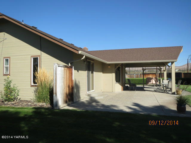 411 East Duffield Road Moxee, WA 98936 - Photo 5 of 19 a view of a house with backyard and sitting area