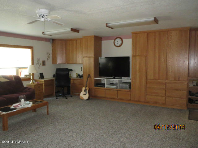411 East Duffield Road Moxee, WA 98936 - Photo 7 of 19 a living room with furniture and a flat screen tv