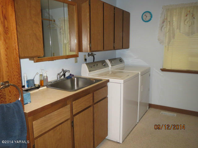 411 East Duffield Road Moxee, WA 98936 - Photo 8 of 19 a bathroom with a sink and a mirror