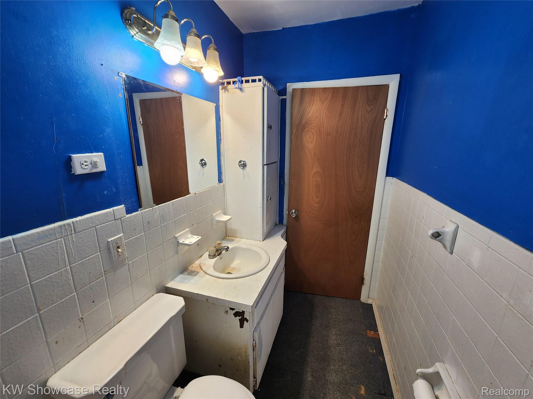 4356 South Vassar Road Burton, MI 48519 - Photo 31 of 42 Entry level Bath. Reverse Angle.