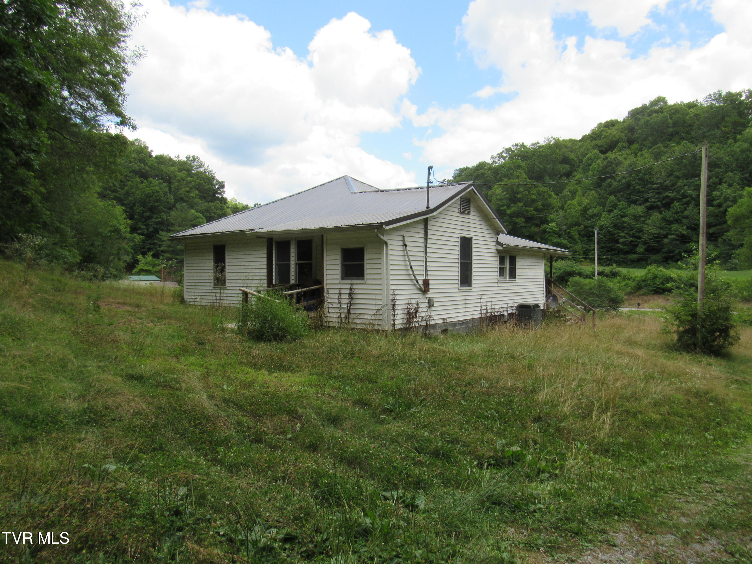 184 Delvale Road Keokee, VA 24265 - Photo 4 of 6 IMG_2797