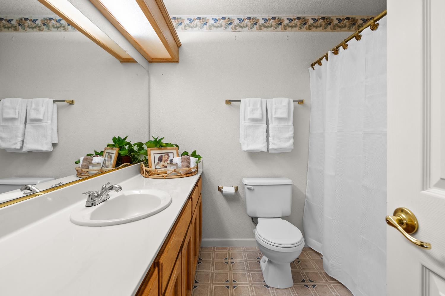 766 Willmott Road Los Banos, CA 93635 - Photo 25 of 40 Hall bathroom