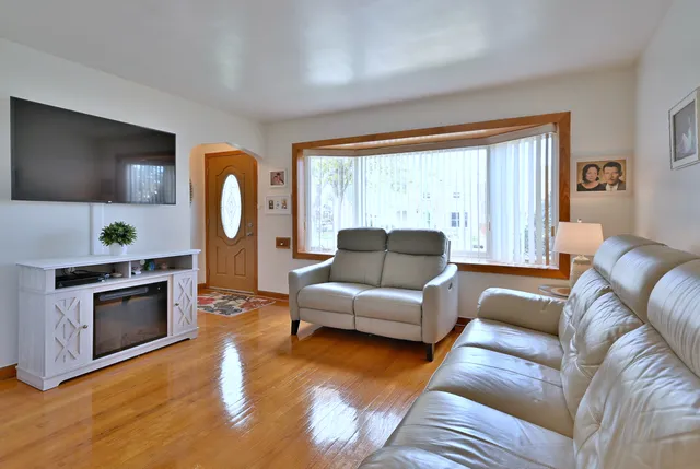 $349,000 | 5919 West Foster Avenue, Chicago, IL 60630