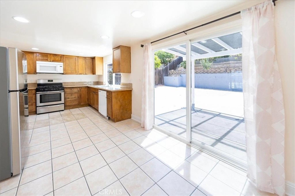 835 Raintree Place Vista, CA 92084 - Photo 6 of 42