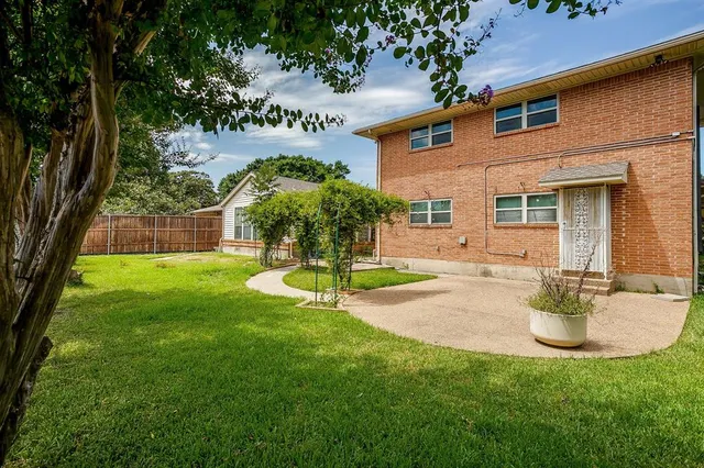 a view of a house with backyard and sitting area