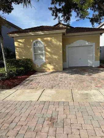 a view of backyard of the house