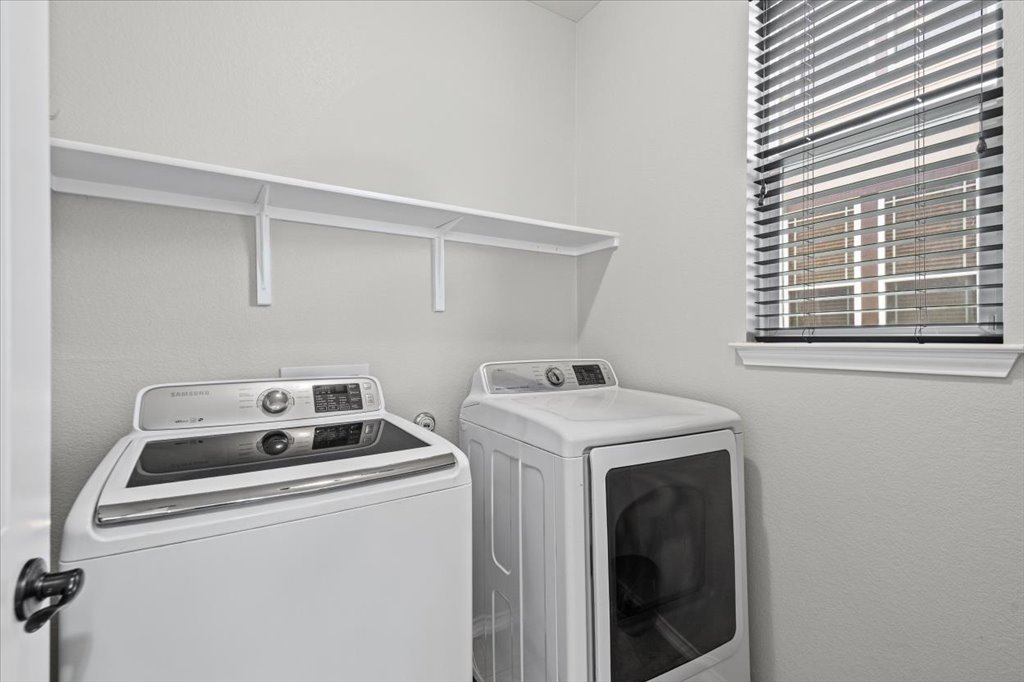 8804 Capitol View Drive Austin, TX 78747 - Photo 16 of 32 a utility room with dryer and washer