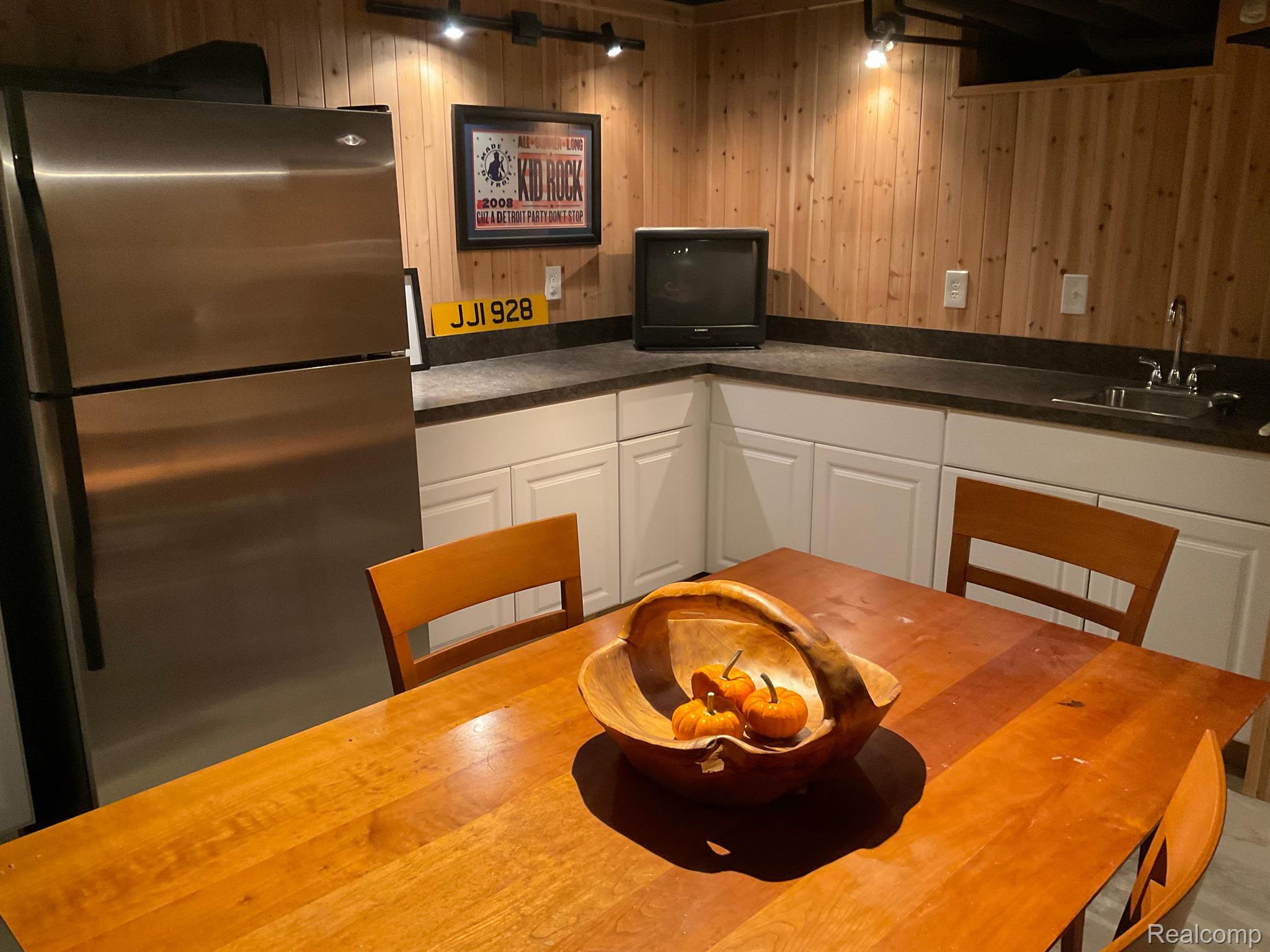 8672 Lake Road Grosse Ile, MI 48138 - Photo 35 of 38 Extra kitchen space
