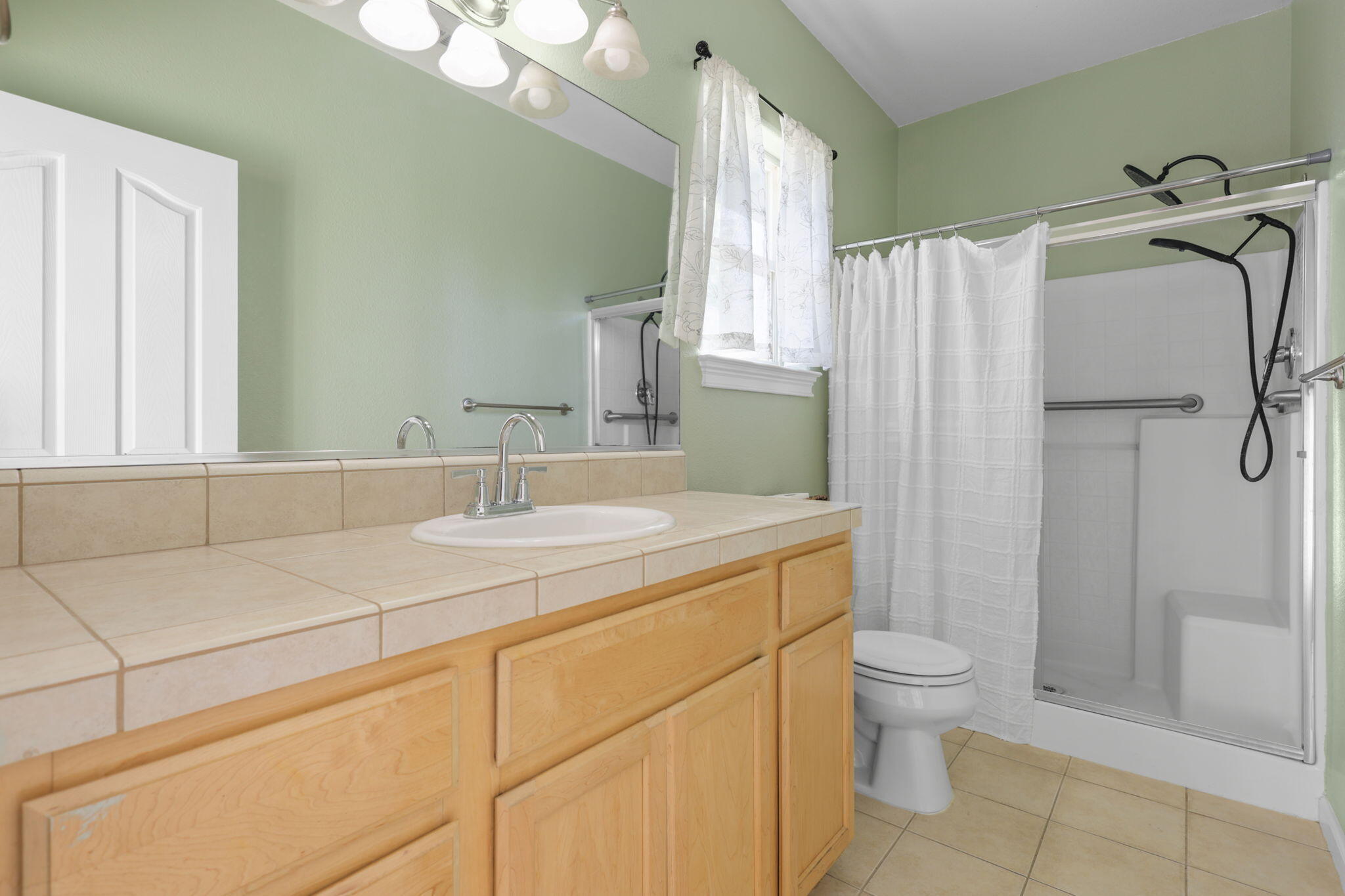 7575 Pit Road Redding, CA 96001 - Photo 17 of 32 Bathroom 1