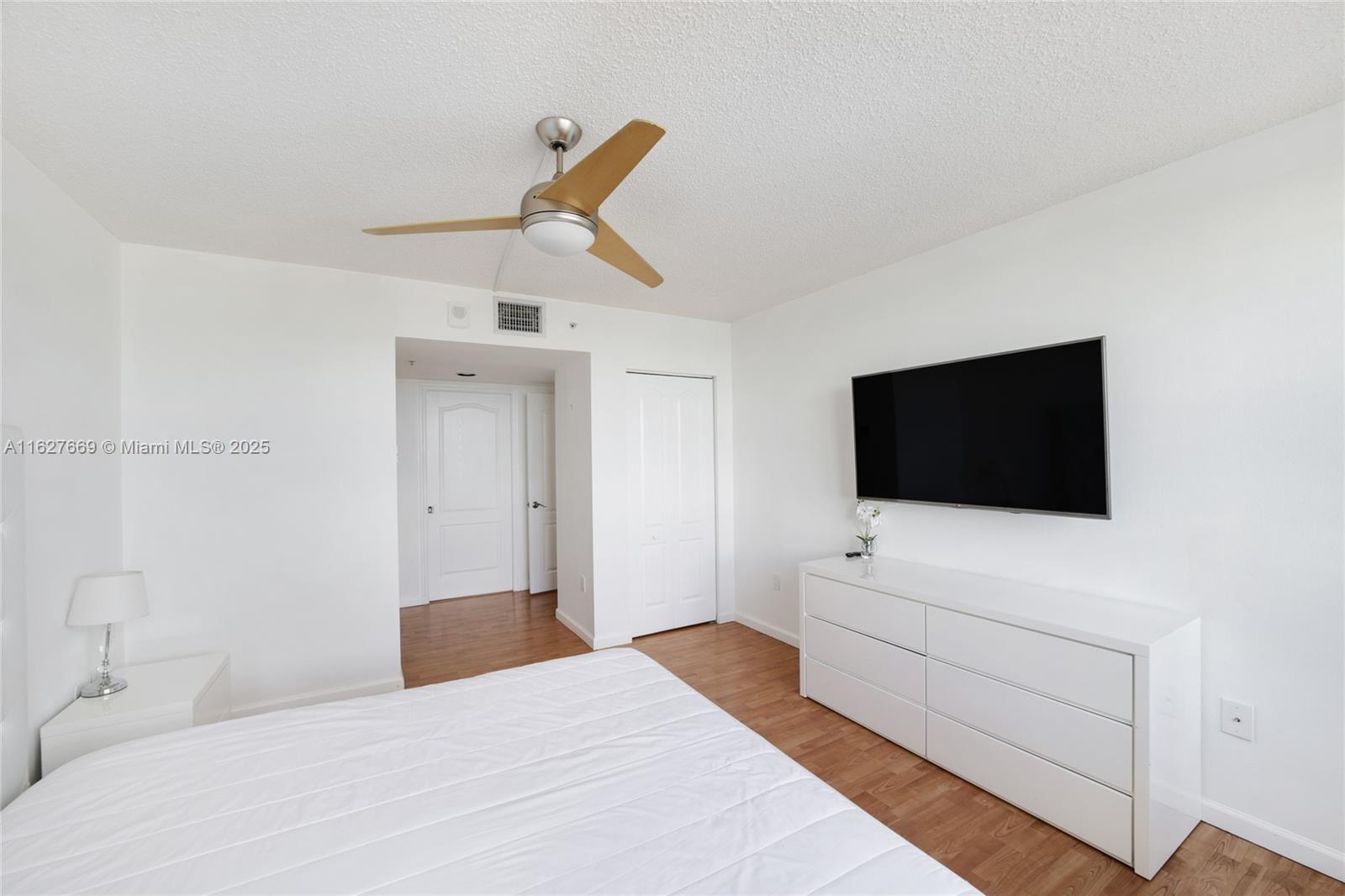 90 Alton Road, Unit 2909 Miami Beach, FL 33139 - Photo 7 of 56 Gallery Image 7
