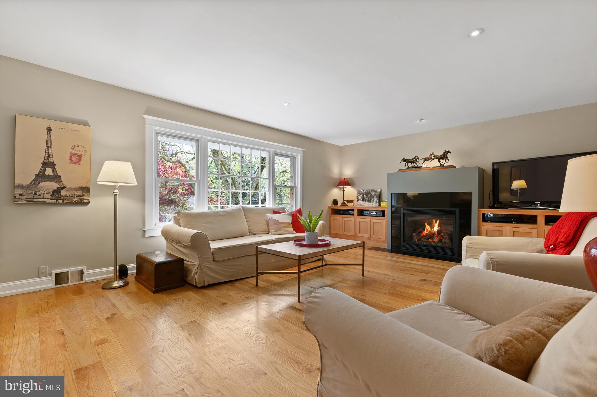 206 Knoll Road Wallingford, PA 19086 - Photo 13 of 35 Living room with large picture window