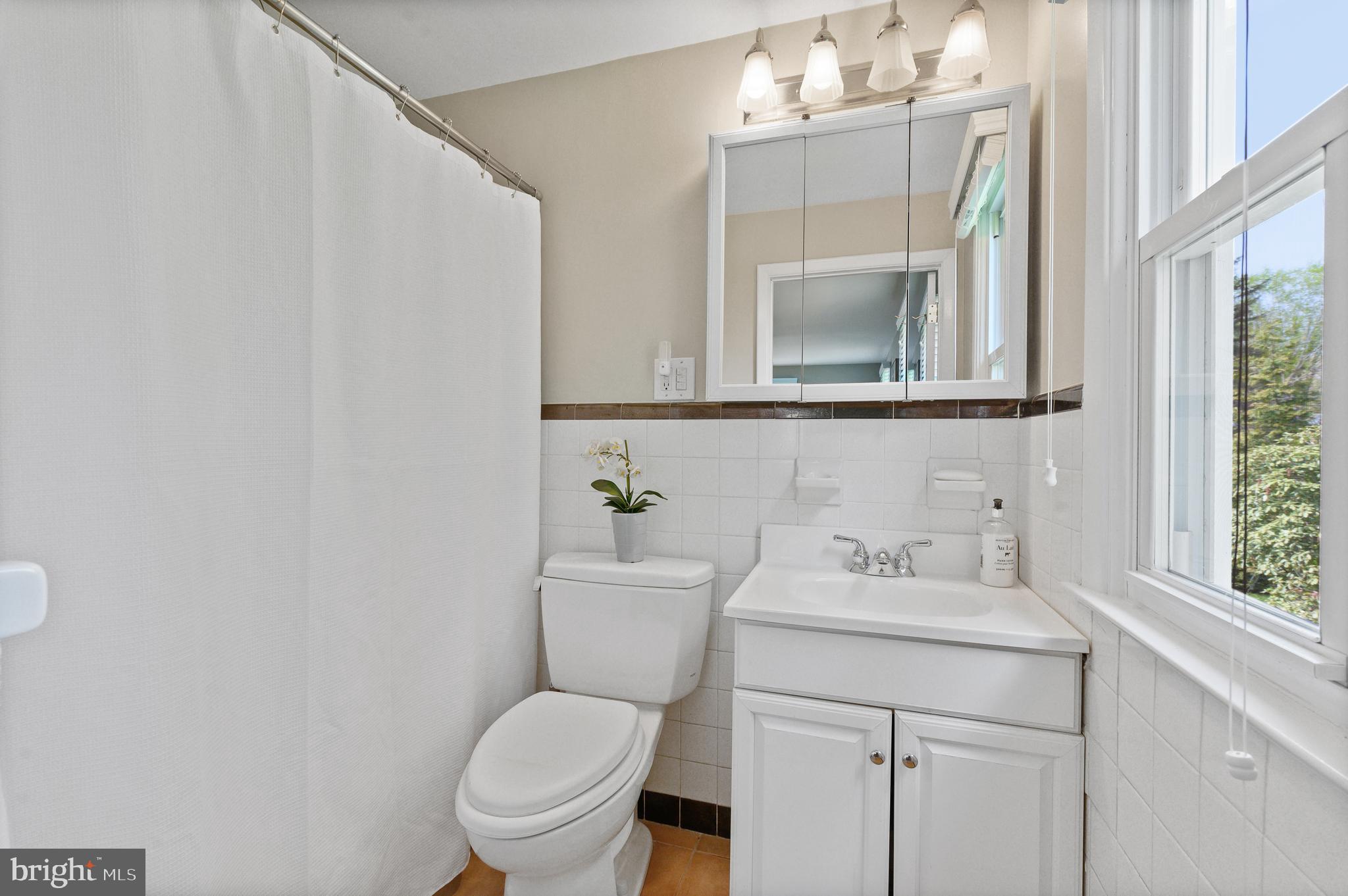 206 Knoll Road Wallingford, PA 19086 - Photo 22 of 35 Master bathroom with tub/shower combo