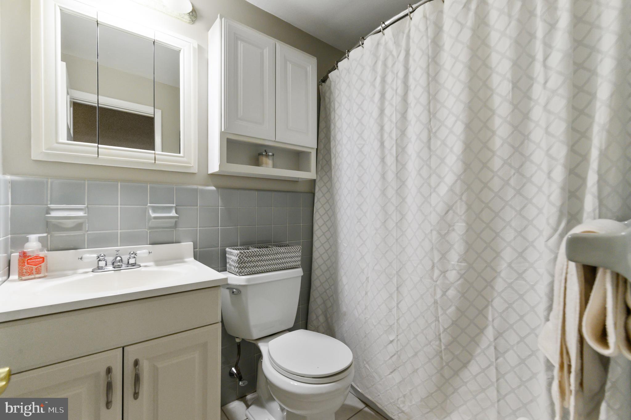 206 Knoll Road Wallingford, PA 19086 - Photo 25 of 35 Hall bathroom with tub/shower