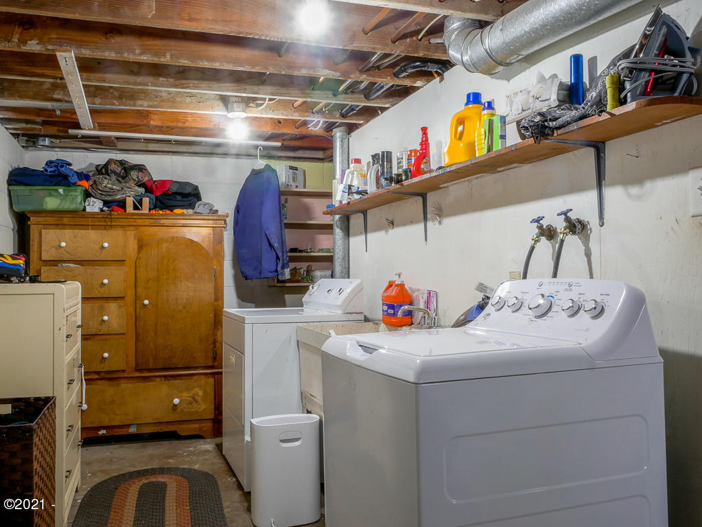 152 Northwest Grinstead Street Siletz, OR 97380 - Photo 27 of 30 Laundry