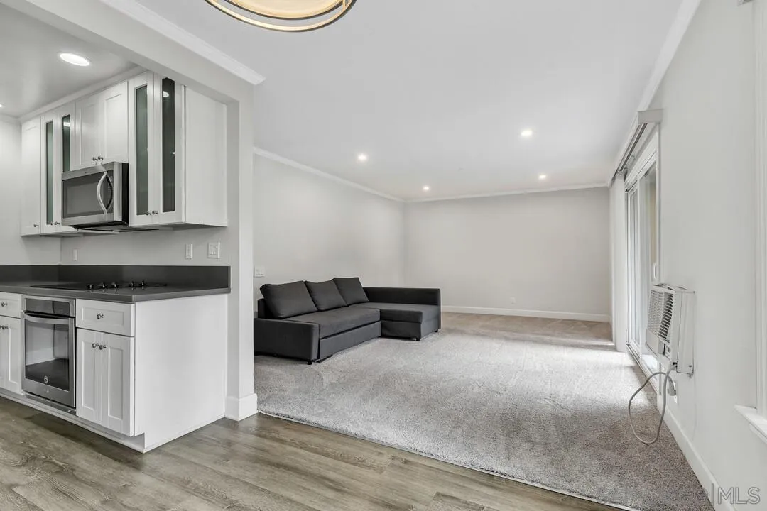 8541 Villa La Jolla Drive, Unit E La Jolla, CA 92037 - Photo 7 of 25 a living room with furniture and a wooden floor