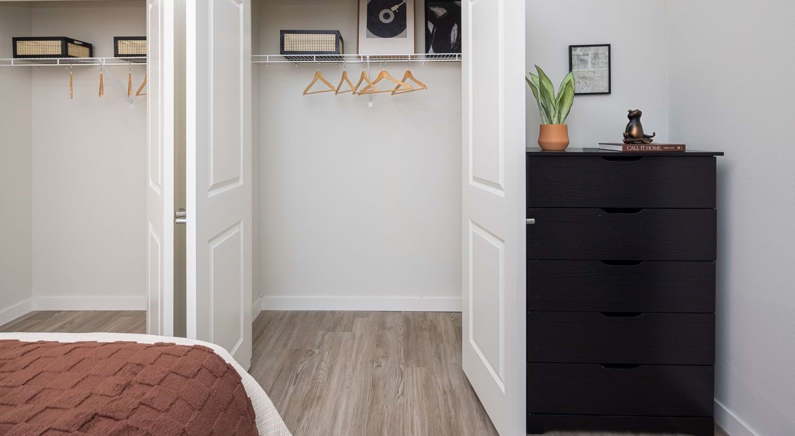 1505 Oliver Street, Unit 413 Houston, TX 77007 - Photo 12 of 19 a bedroom with a bed and a dresser