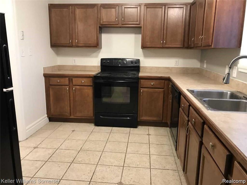 18541 Utica Road Roseville, MI 48066 - Photo 17 of 21 Utica Upper Kitchen.jpg