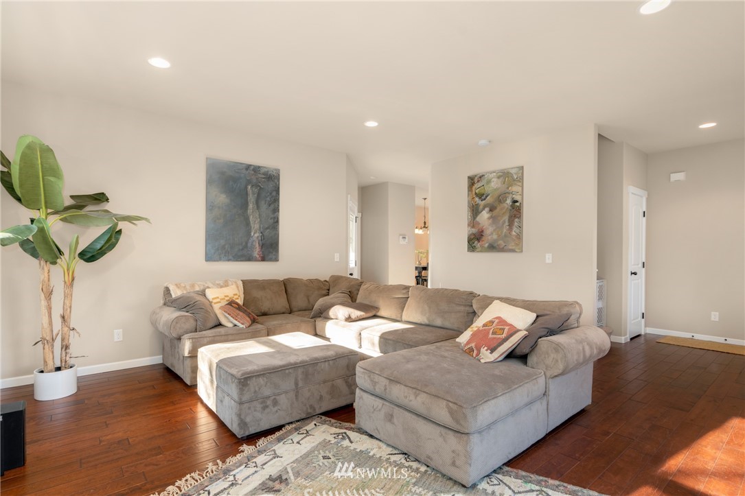 1701 Queen Court Northeast Renton, WA 98056 - Photo 2 of 25 Gallery Image 2