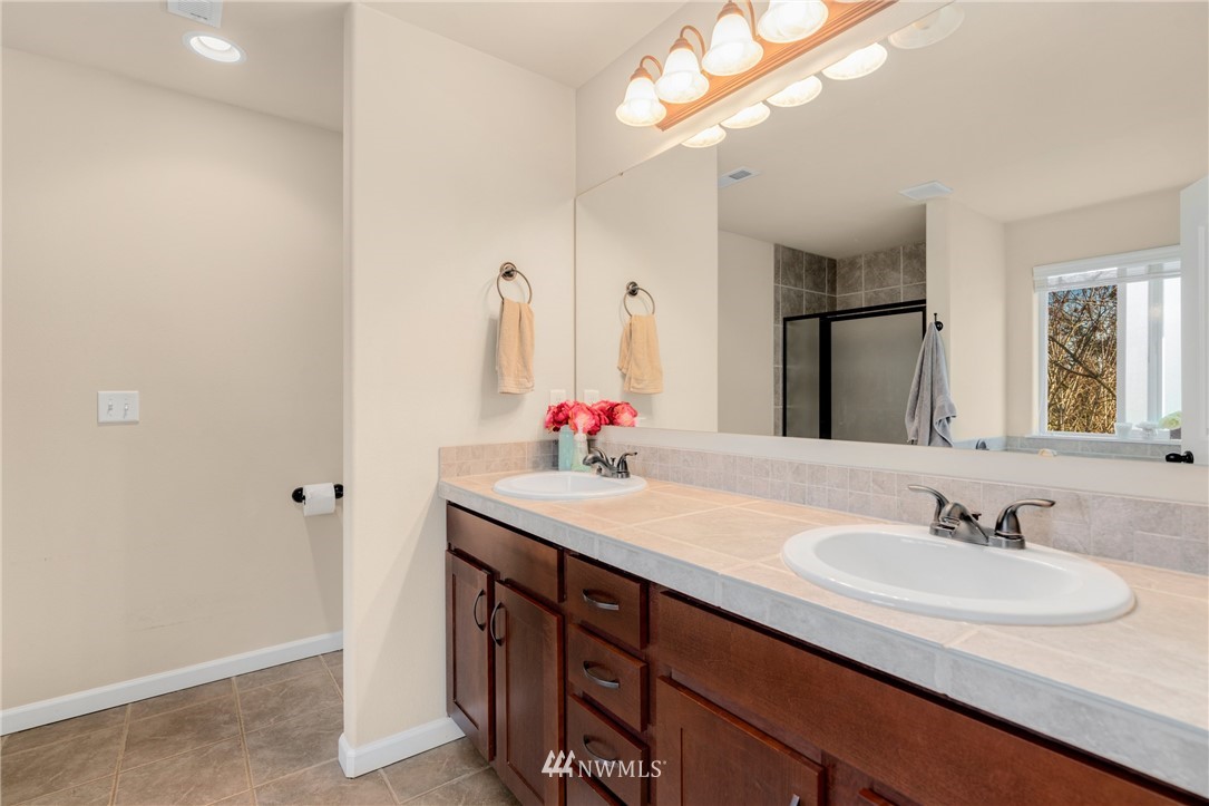 1701 Queen Court Northeast Renton, WA 98056 - Photo 12 of 25 Gallery Image 12
