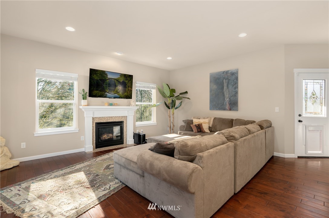 1701 Queen Court Northeast Renton, WA 98056 - Photo 3 of 25 Gallery Image 3